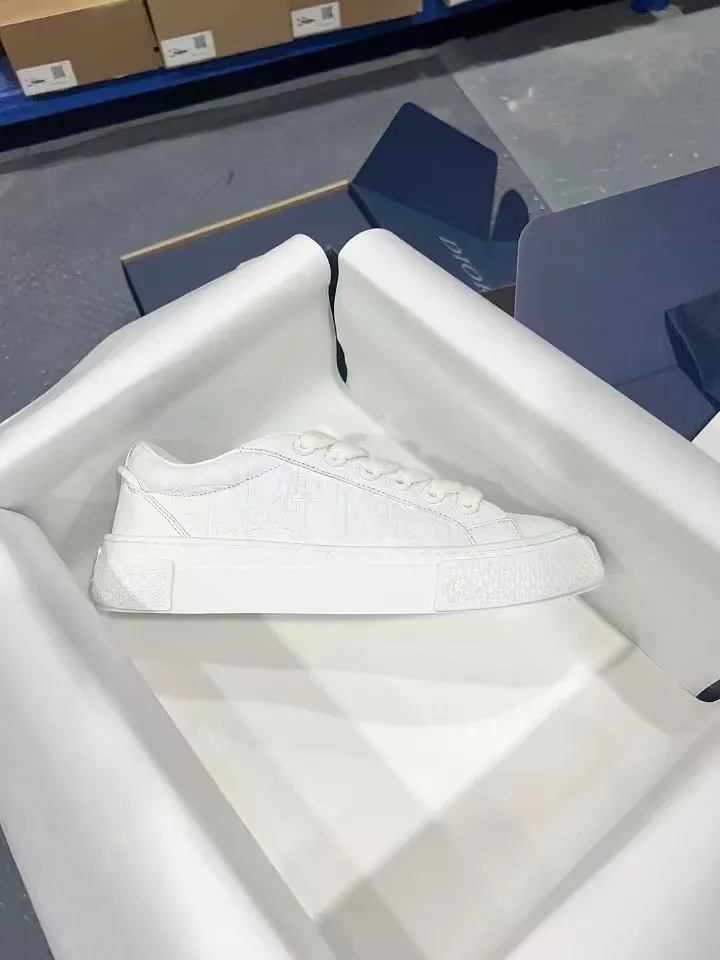 👟👟Ex-factory price 560👟👟 𝐃𝐢𝐨𝐫 𝐱 𝐒𝐭𝐨𝐧𝐞 𝐈𝐬𝐥𝐚𝐧𝐝 𝐁𝟯𝟯 Dior co-branded Stone Island new casual sports shoes Skateboard shoes 111111111 This B33 sneaker comes from the DIOR AND STONE ISLAND limited series. It is a new interpretation of the classic tennis shoe. The fashionable silhouette highlights the heavy texture. The black-dyed cotton has a delicate wash and soft texture, and is finished with the classic Oblique print on the sides, paying homage to the exceptional craftsmanship of the exclusive collaboration. The tongue is embossed with the Dior signature, while cannage panels on the front, DIOR AND STONE ISLAND signature on the back and insole. The rubber outsole features the Dior Oblique pattern, while a contrasting Dior 30 Avenue Montaigne signature on the rear adds style. It can add a modern touch to various casual looks, and can also be matched with other DIOR AND STONE ISLAND items. Exquisite packaging at the delivery counter🛍📦 Customized cowhide material, sheepskin lining, original molded outsole Size: 35-45